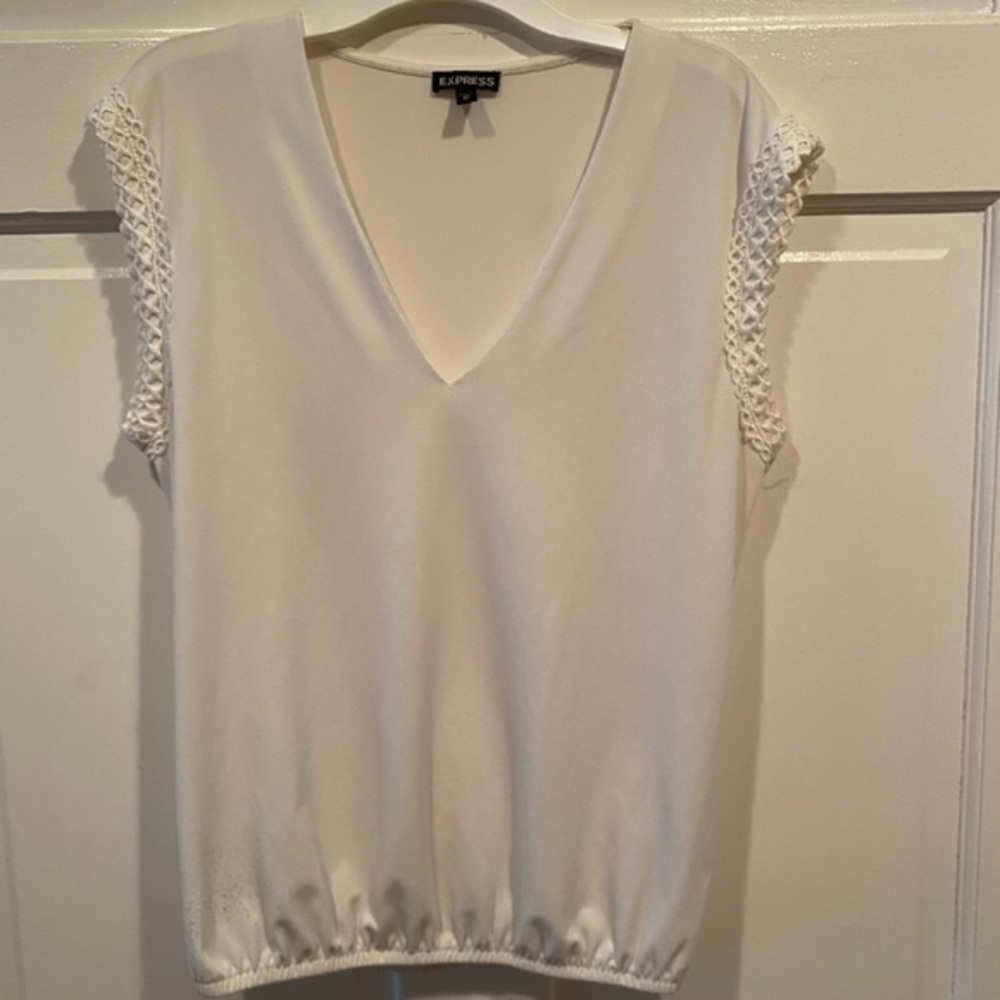 EXPRESS V-NECK WHITE SLEEVELESS BLOUSE WITH ELASTIC WAIST SIZE EXTRA SMALL